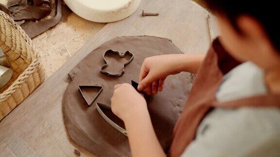 迷人的男孩用粘土做可爱的装饰