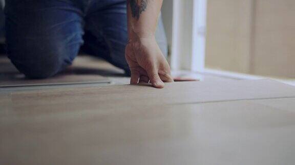 男人在家里DIY地板