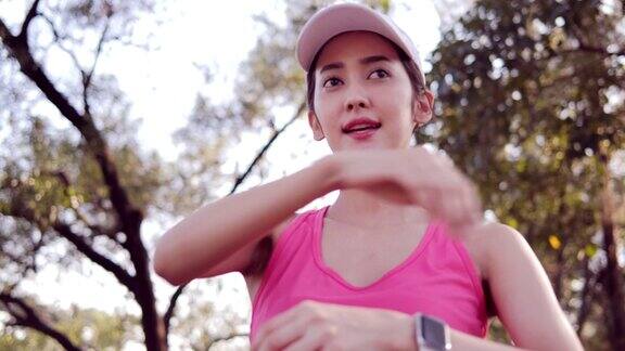 年轻的亚洲女子在公园锻炼前热身具有保健、运动和锻炼理念的人慢动作镜头