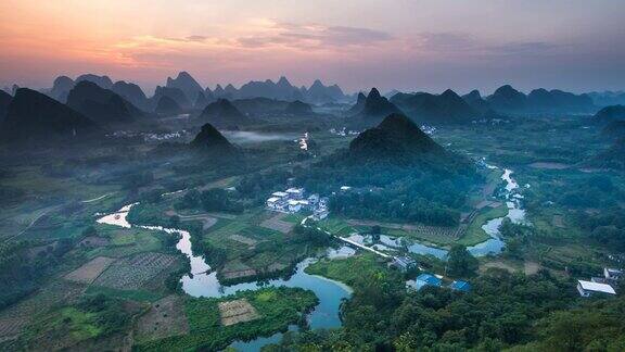 桂林日落景观漓江和喀斯特山脉称为翠屏或五指山
