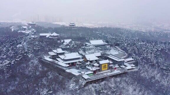 吉林雪山上的寺庙被白雪覆盖