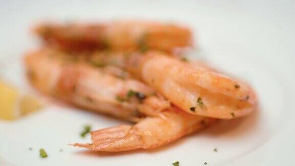 白色桌子上的上菜盘里的熟虾对虾特写4K像素新鲜炸虾在上桌前精心安排