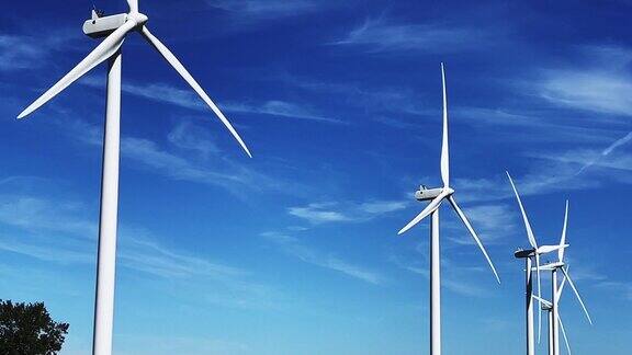蓝天上的风力涡轮机