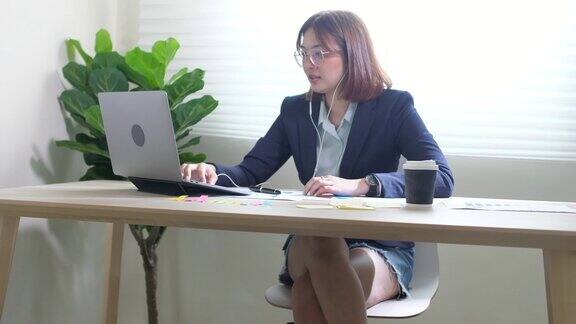 视频会议电话商务女性在家工作