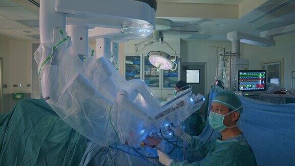 外科医生在手术中看着显示器监视器显示病人腹腔内外科医生的所有动作手术过程中病人的内部器官显示在电脑显示器上