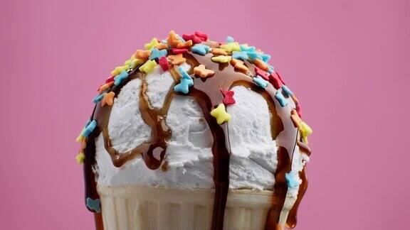 香草白色冰淇淋上面有焦糖和旋转的彩色糖屑