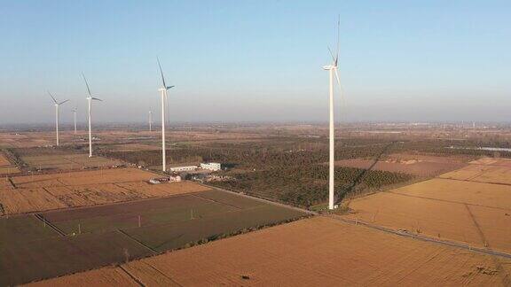 麦田里风力涡轮机的航拍照片