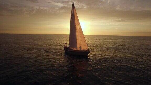 航拍日落时的帆船