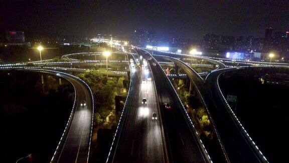 在现代城市的中城的道路交汇处的夜晚