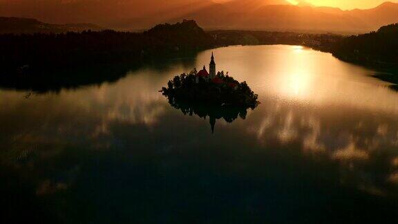 空中美景日落时分的湖岛