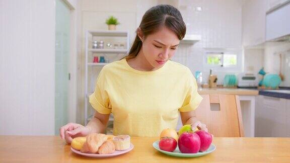 女人选择食物