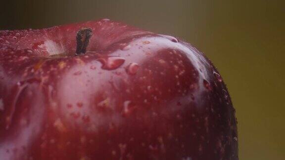 红苹果微距拍摄孤立半个苹果在黄色背景上旋转
