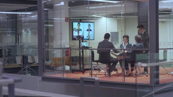 亚洲华人同事在会议室进行视频电话会议讨论