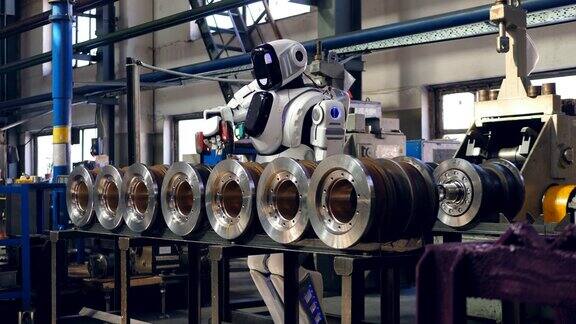 一个机器人在工厂工作时使用电动螺丝刀