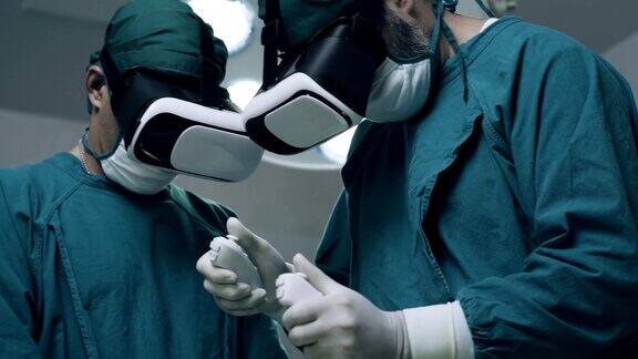 在高科技医院进行最先进的外科手术在手术室工作的医生和助手