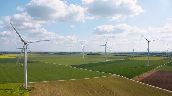 航拍:日落的风力涡轮机农场风车鸟瞰图替代能源风力涡轮机