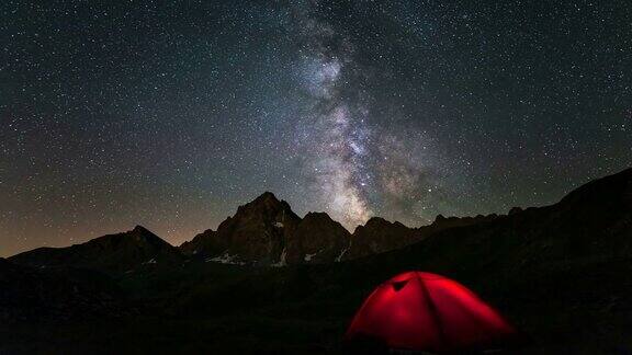 银河时光流逝与露营帐篷在阿尔卑斯山