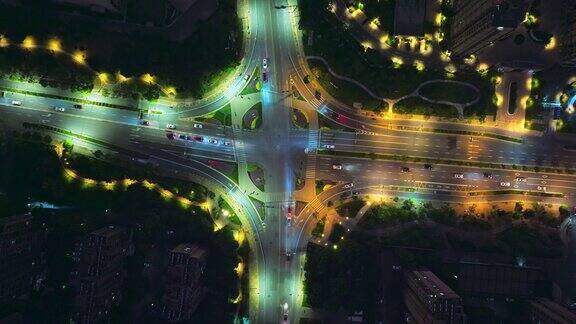 现代城市道路夜间鸟瞰图