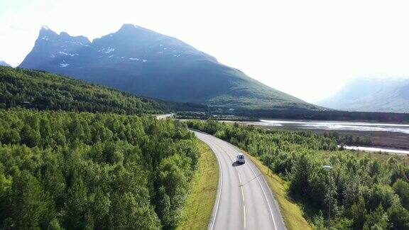 挪威乡村公路上的汽车鸟瞰图