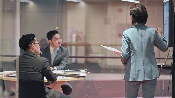 亚洲华人男性在会议室聆听女经理的演讲