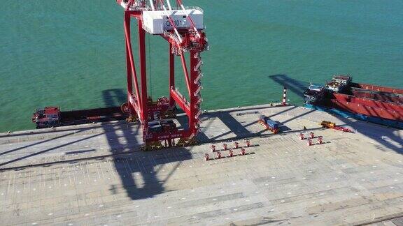 码头起重机自动装卸集装箱电动卡车智能装卸集装箱