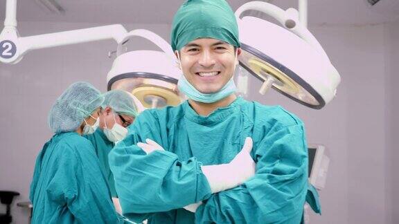 一个微笑的男性外科医生在手术室的肖像