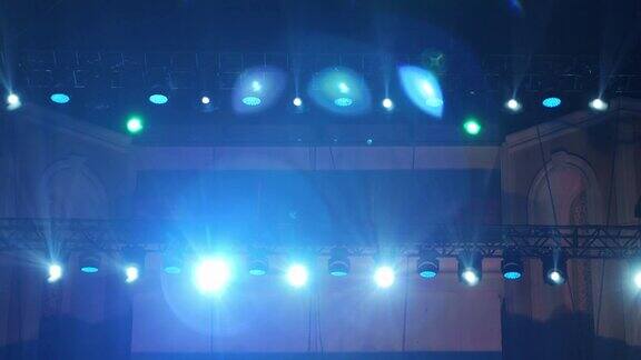 街头舞台上的聚光灯闪烁着五彩缤纷的灯光