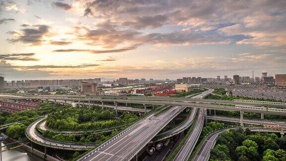 日落时分现代城市中城的路口