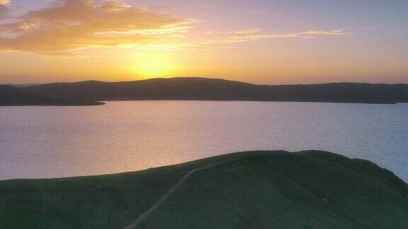 日落时的湖泊和岛屿美极了