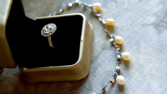 钻石结婚戒指和珍珠项链4k
