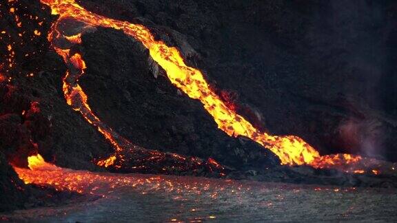 冰岛雷克雅尼半岛Fagradalsfjall山附近的Geldingadalir山谷火山喷发的近距离视图在黑暗中流动的热熔岩