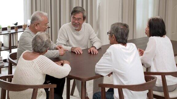 一群快乐的亚洲老年男女微笑着分享经验