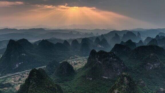 光线斜照在桂林的群山上