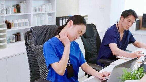 两个护士在忙着工作