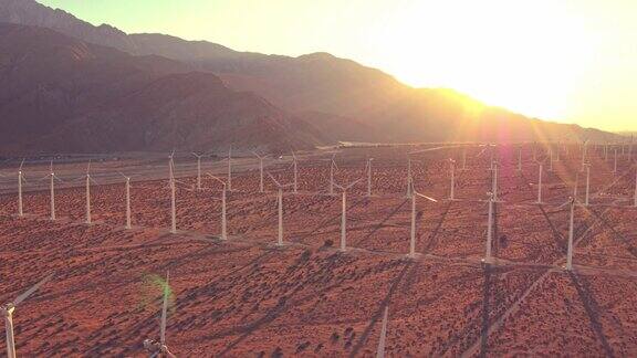 鸟瞰图风力涡轮机在日落旋转清洁可持续的可再生能源