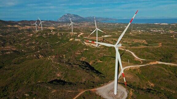 风电场或风力公园的鸟瞰图有高风力涡轮机发电与复制空间绿色能源概念