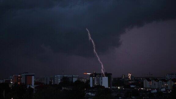 雷雨闪电掠过城市闪电在暴风雨的夜晚袭击