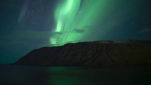 壮丽的北极光在风景优美的冰岛山峡湾