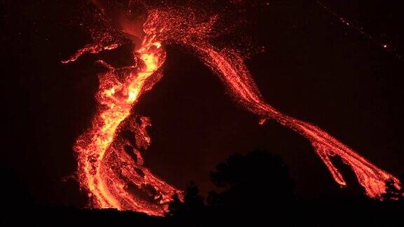 拉帕尔马火山夜间喷发大量熔岩流崩塌熔岩流在锥侧呈瀑布状神奇的声音!地质活着!