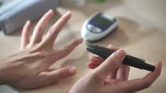 近距离观察手部女性糖尿病患者的血糖水平是指血测试日常糖尿病护理
