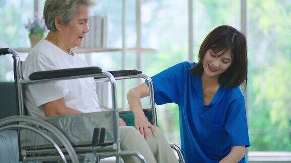护士在医院照顾老年妇女