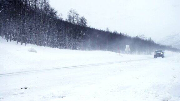 大雪期间卡车行驶在被雪覆盖的光滑道路上