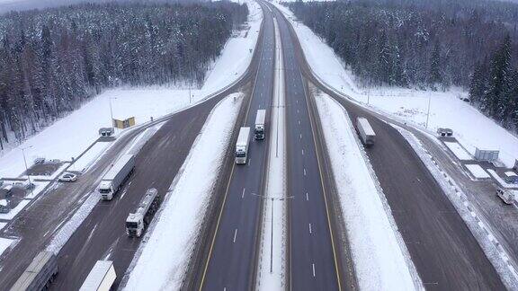 白色卡车行驶在寒冷的雪地上