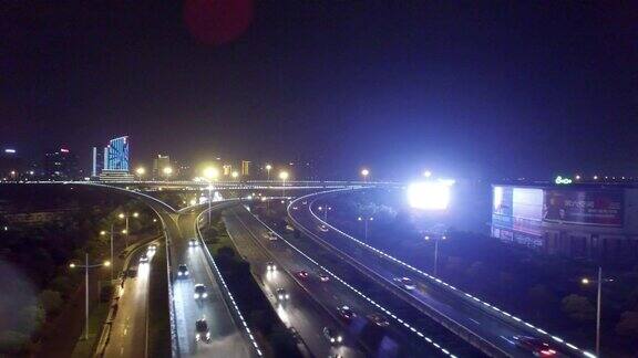 在现代城市的中城的道路交汇处的夜晚