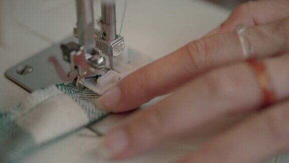 年轻女性享受放松享受在家自制缝纫的乐趣