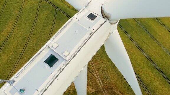 近距离观察麦田中部风力发电机产生的可再生能源