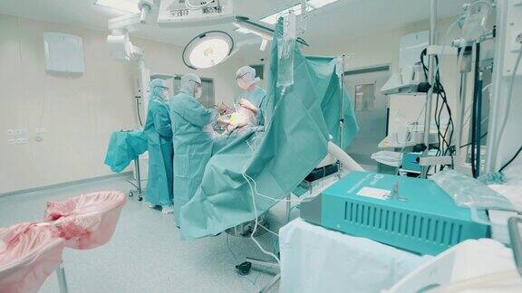 一组外科医生正在做骨科手术