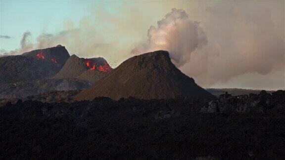 冒烟的火山锥和喷发的火山口冰岛2021年