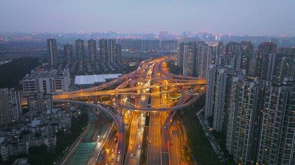 成都立交桥道路上的空中交通景观晚上交通高峰时段车辆繁忙