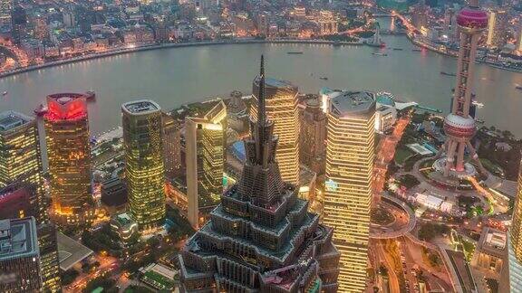 延时摄影从黄昏到夜晚的东方明珠塔位于浦东陆家嘴金融贸易区